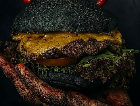 Schwarz wie die Nacht, höllisch lecker!  Auch auf unserer Speisekarte wird es zu Halloween ganz schön gruselig.