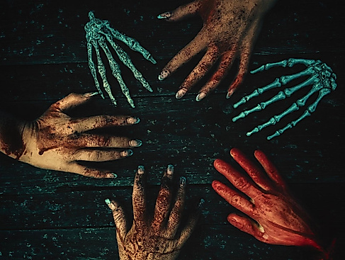 Gruselige Fratzen, blutige Hände und jede Menge Halloween-Stimmung – in unserer SCHRECKENSBUCHT lauert der Schrecken an jeder Ecke!