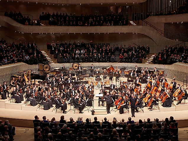 Bundesjugendorchester im großen Saal der Elbphilharmonie mit vollbesetztem Publikum.