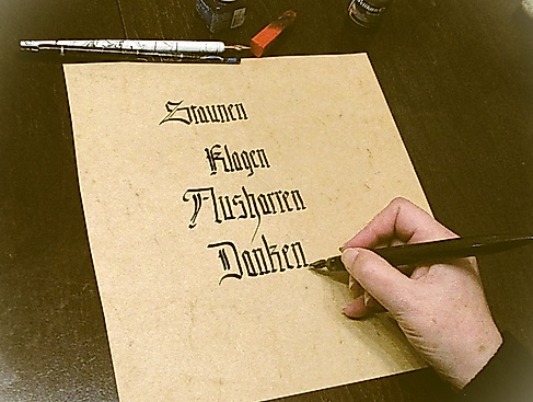 "Grömitz entdecken" - Ausstellungseröffnung "Liebeserklärung an ein Kloster" - Alte Schriftkunst, Neue Klänge