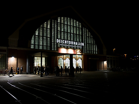 Die Halle für aktuelle Kunst bei Nacht
