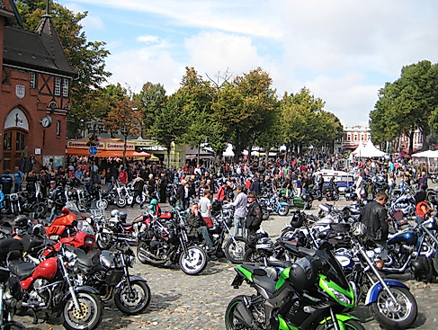 Die Fehmarn Days of American Bikes: Das große Harley- und US-Bike-Treffen an der Ostsee. Live-Musik, Händlermeile & Ausfahrt