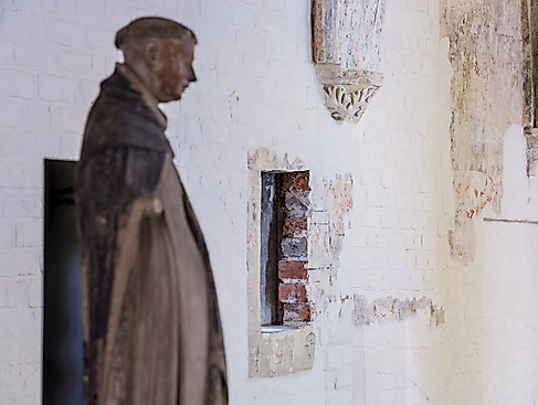 Europäisches Hansemuseum Lübeck_Seite 22_EHM_Burgkloster_Lange-Halle_Raumansicht+Dominikanerstatue_© Olaf Malzahn_64.jpg