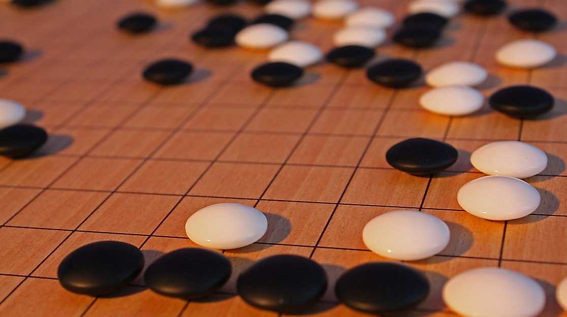 Brettspiel mit schwarzen und weißen Steinen