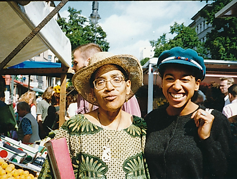 Audre Lorde und May Ayim auf dem Winterfeldmarkt in Berlin Schöneberg, 1991