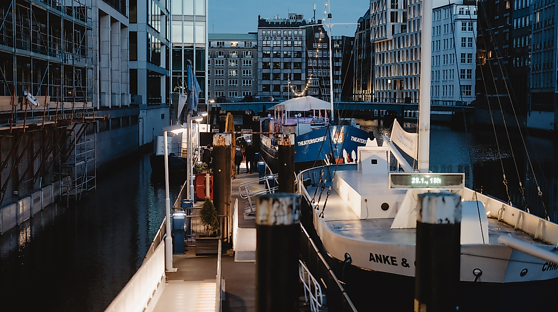 Theaterschiff Außen am Abend
