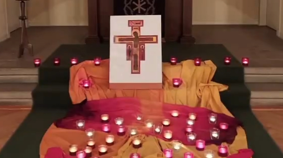 Tücher vor Altar im Kirchsaal Hagen, mit Sandschale, Teelichtern, Bild Kreuz + Jesus