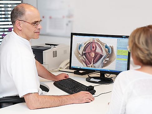 Dr. Neuss im Gespräch mit einer Patientin