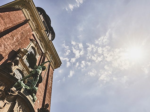 Seitlicher Blick auf die Fassade der Kirche St. Michaelis in Hamburg bei Sonnenschein und blauem Himmel