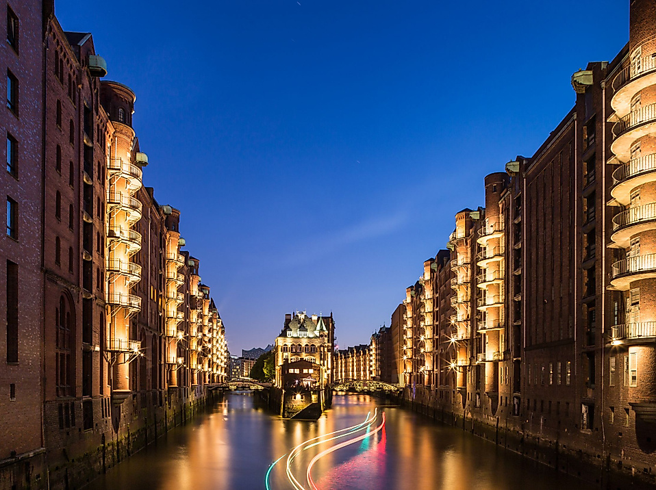 Wasserschloss in de Speicherstadt bei Nacht