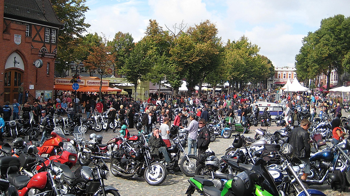 Die Fehmarn Days of American Bikes: Das große Harley- und US-Bike-Treffen an der Ostsee. Live-Musik, Händlermeile & Ausfahrt