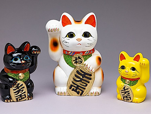MARKK Museum am Rothenbaum Kulturen und Künste der Welt_FS drei Maneki-Neko.jpg