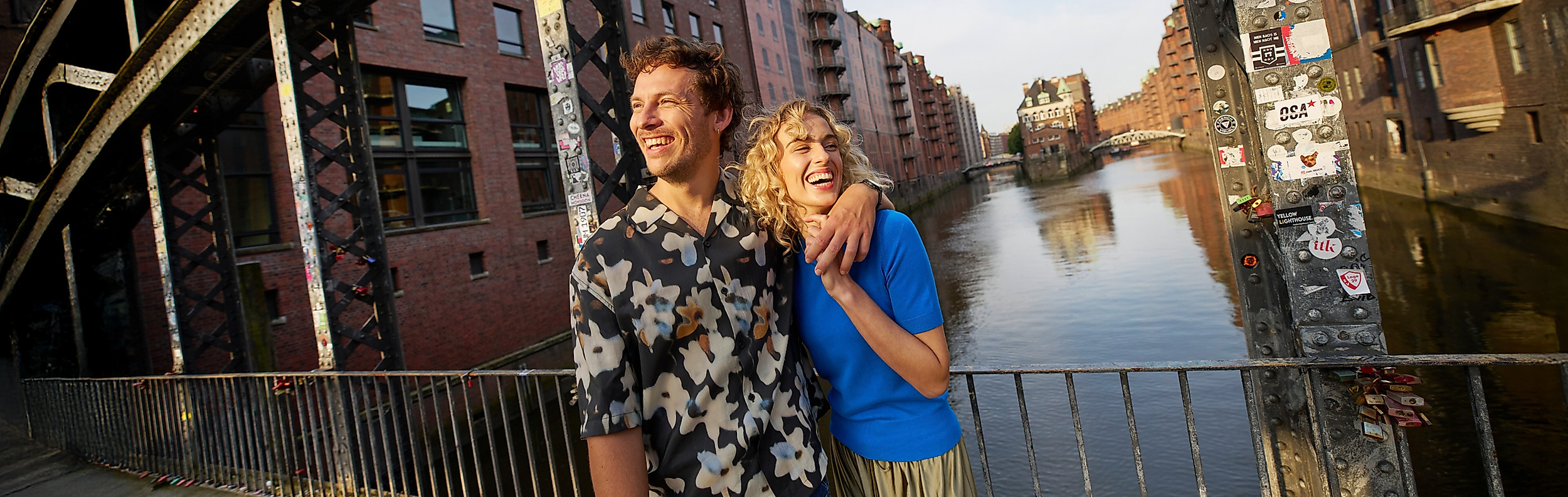 Paar lacht in die Kamera im Hintergrund sieht man das Wasserschloss