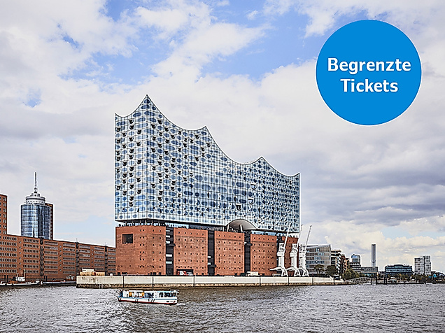 Elbphilharmonie in Hamburg von der Wasserseite aus und ein Hinweis Begrenzte Tickets