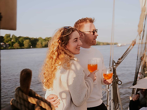 Barbecue unter Segeln auf der Elbe