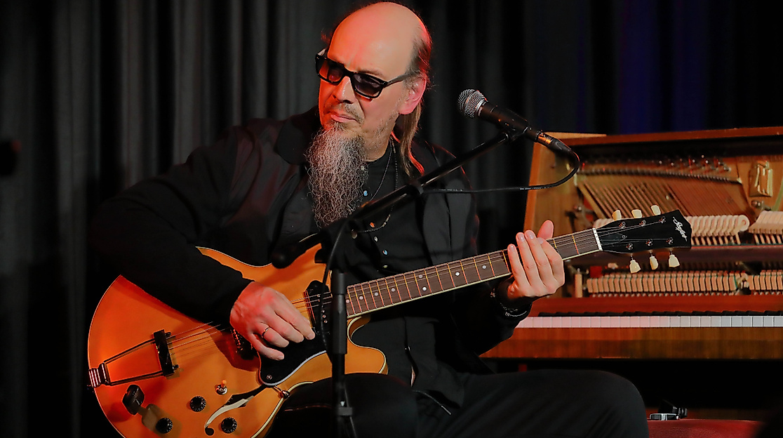 Henning Pertiet on Guitar