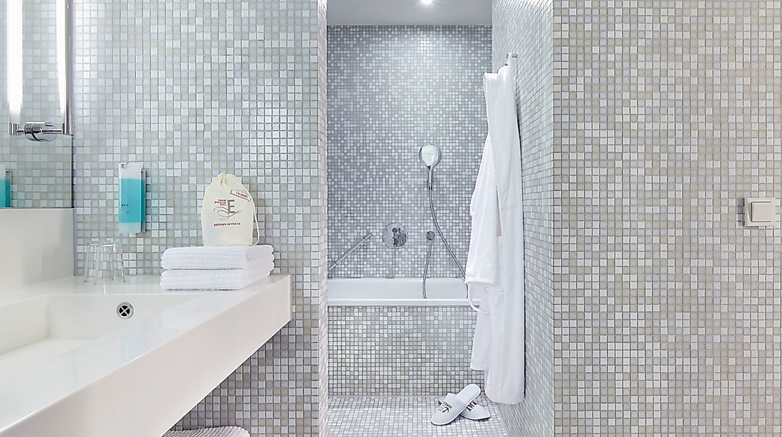 Empire Riverside Hotel Hamburg: Beispiel Bad