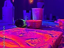 Neon Pouring im Schwarzlicht