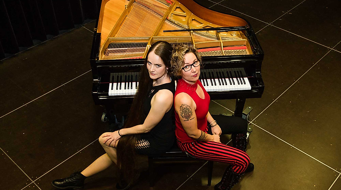 Frauen am Klavier