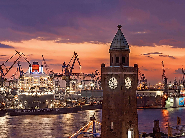 Pegelturm und Werft bei den Landungsbruecken Hamburg