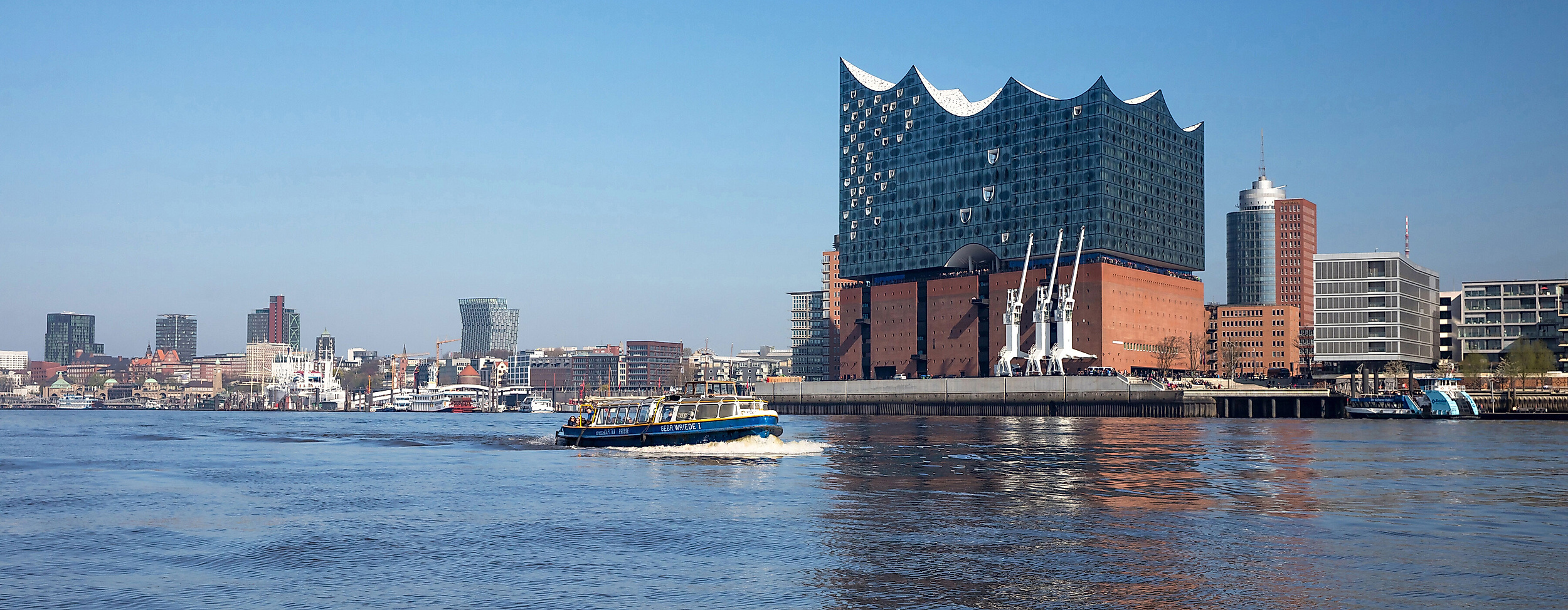 Elbphilharmonie von der Wasserseite