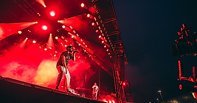 Live-Konzert der Beginner auf Festivalbühne mit roter Lichtshow bei Nacht
