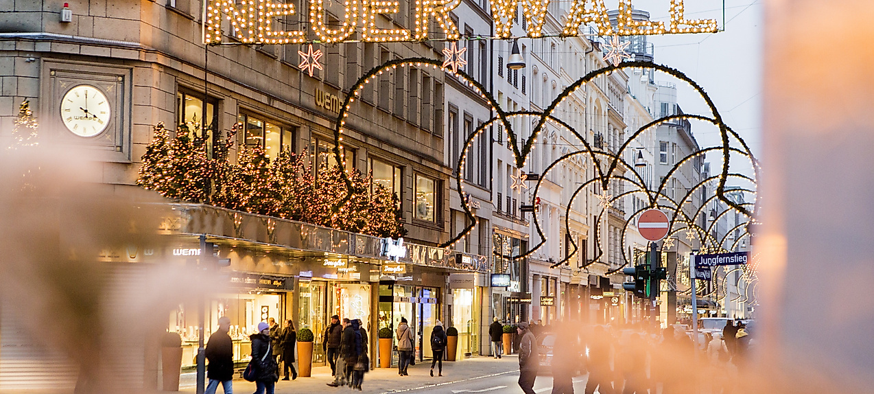 Weihnachtlich beleuchtete Luxus-Einkaufsstraße Neuer Wall mit festlicher Lichtdekoration und Passanten