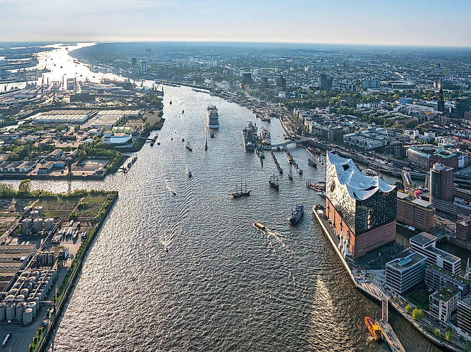 Luftaufnahme der Elbe mit Blick Richtung Westen, Elbphilharmonie und zahlreiche Boote im Sonnenlicht.