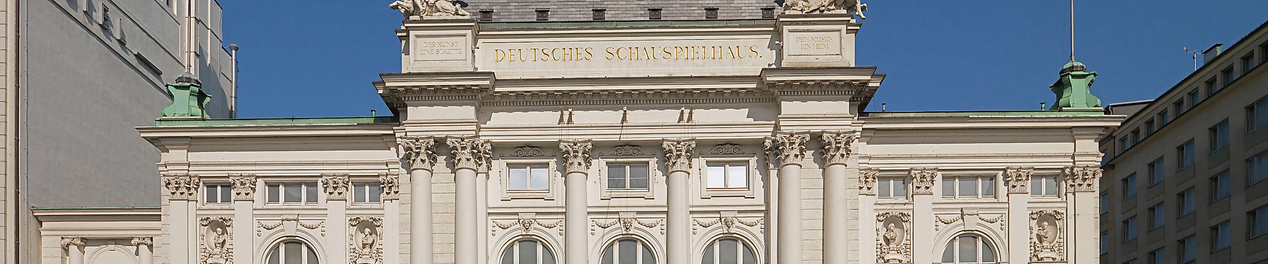 Historische Fassade des Deutschen Schauspielhauses Hamburg mit barrierefrei zugänglichem Haupteingang bei Tageslicht.