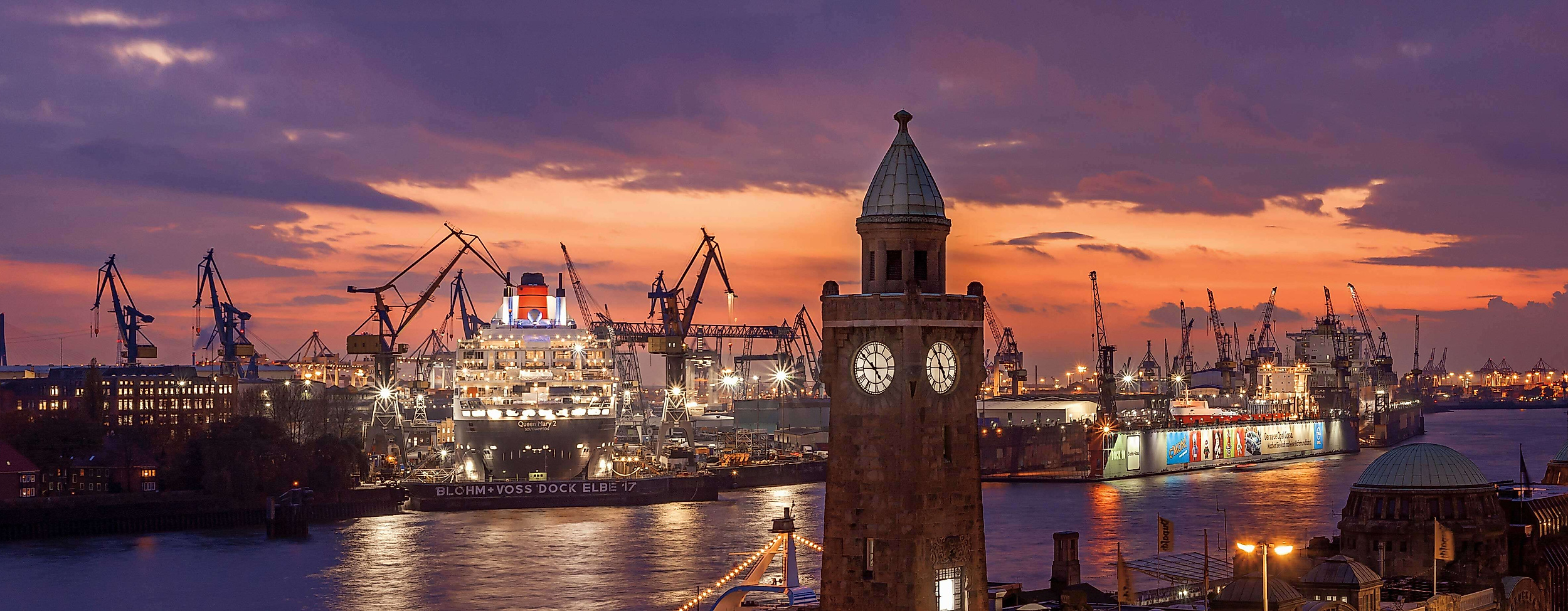 Pegelturm und Werft bei den Landungsbruecken Hamburg