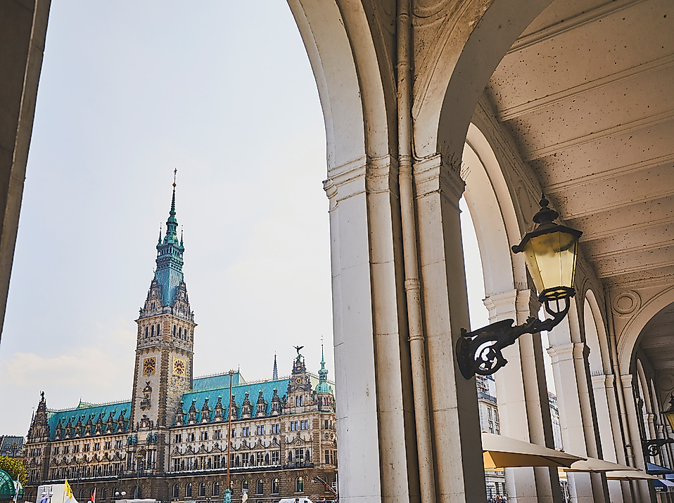 Alsterarkaden mit Blick auf Rathaus
