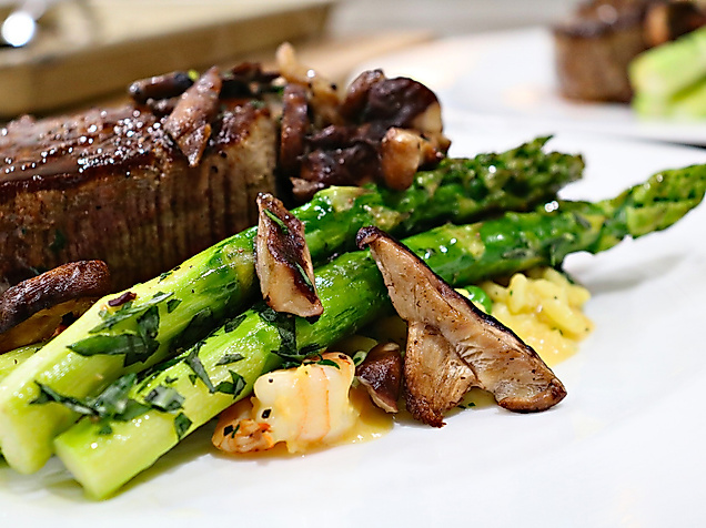 steak-mit-spargel_c-mmalcom-on-pixabay_gc0113745b