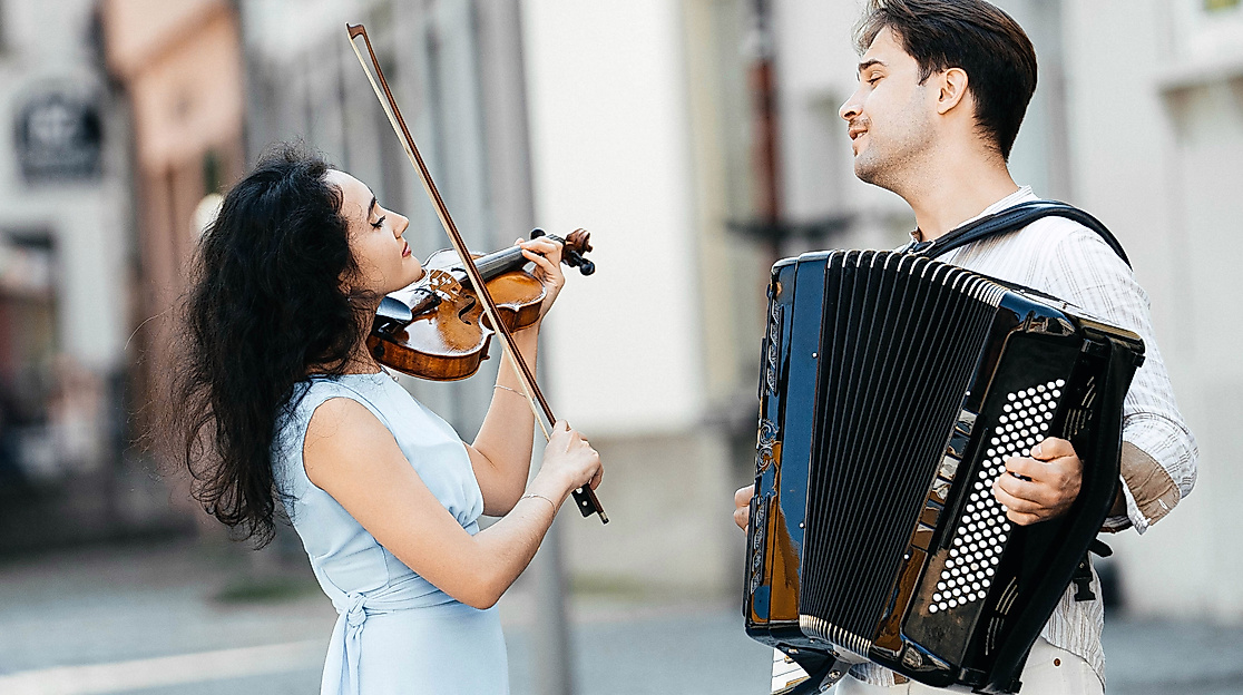 Duo Assai Movere