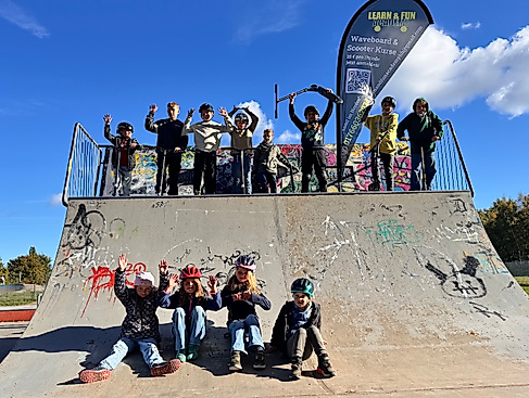 Waveboard- und Scooterkurs der Learn and Fun Academy am Skatepark mit Kindern und Jugendlichen.