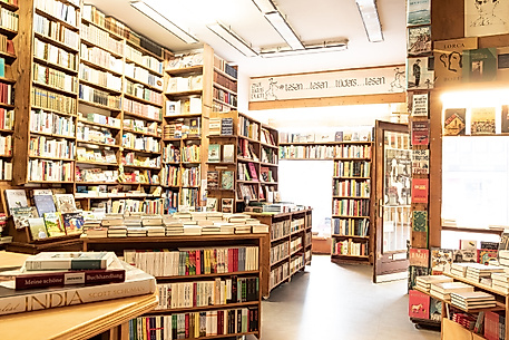 Gemütliche Buchhandlung Lüders in Hamburg mit deckenhohen Regalen voller Bücher und Lesetisch