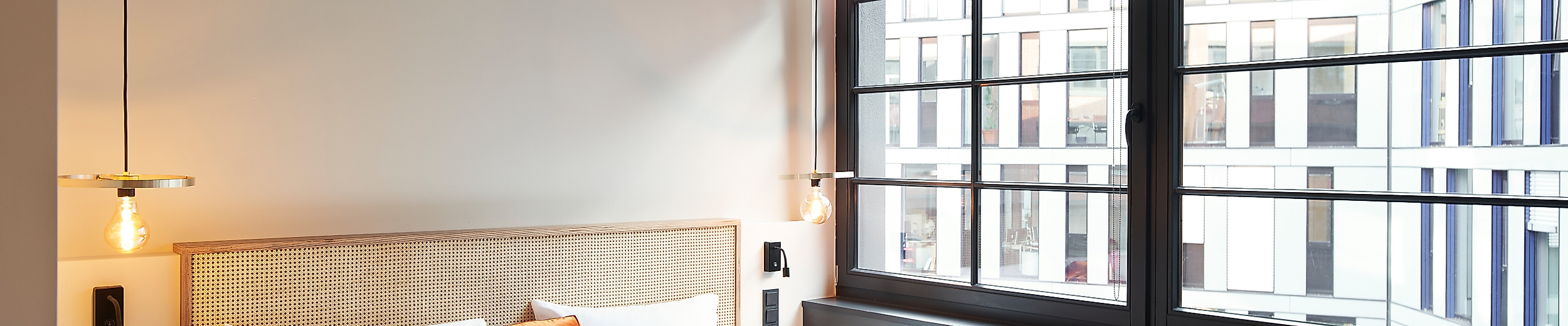 Ein gepflegtes, modernes Hotelzimmer mit großem Fenster.