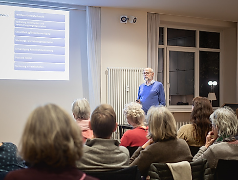 Rechtsanwalt Klaus Jakobsmeyer beim Vortrag im Hamburg Leuchtfeuer Lotsenhaus.