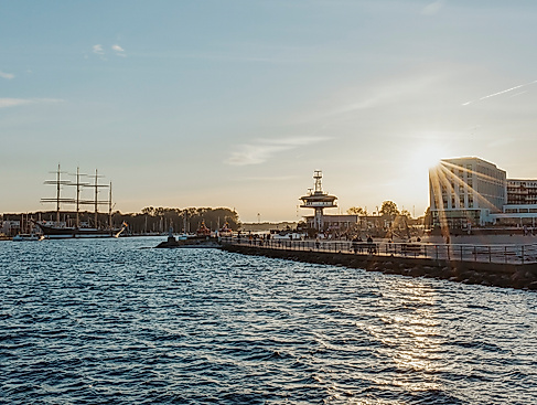 Küstensegeln am frühen Abend