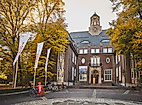 Museum für Hamburgische Geschichte mit herbstlich gefärbten Bäumen und Fahnen im Vorhof