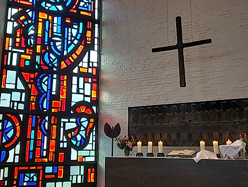 Altar der St. Johanneskirche mit Abendmahlsgedeck