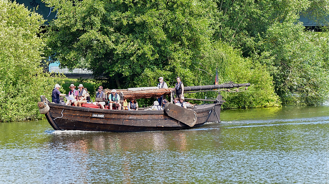 Ewer auf Schleusenkanal-1203