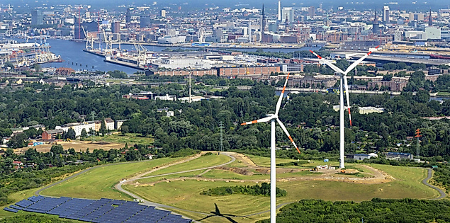 Windräder und Solarpanels auf dem Energieberg Georgswerder mit Blick auf den Hamburger Hafen