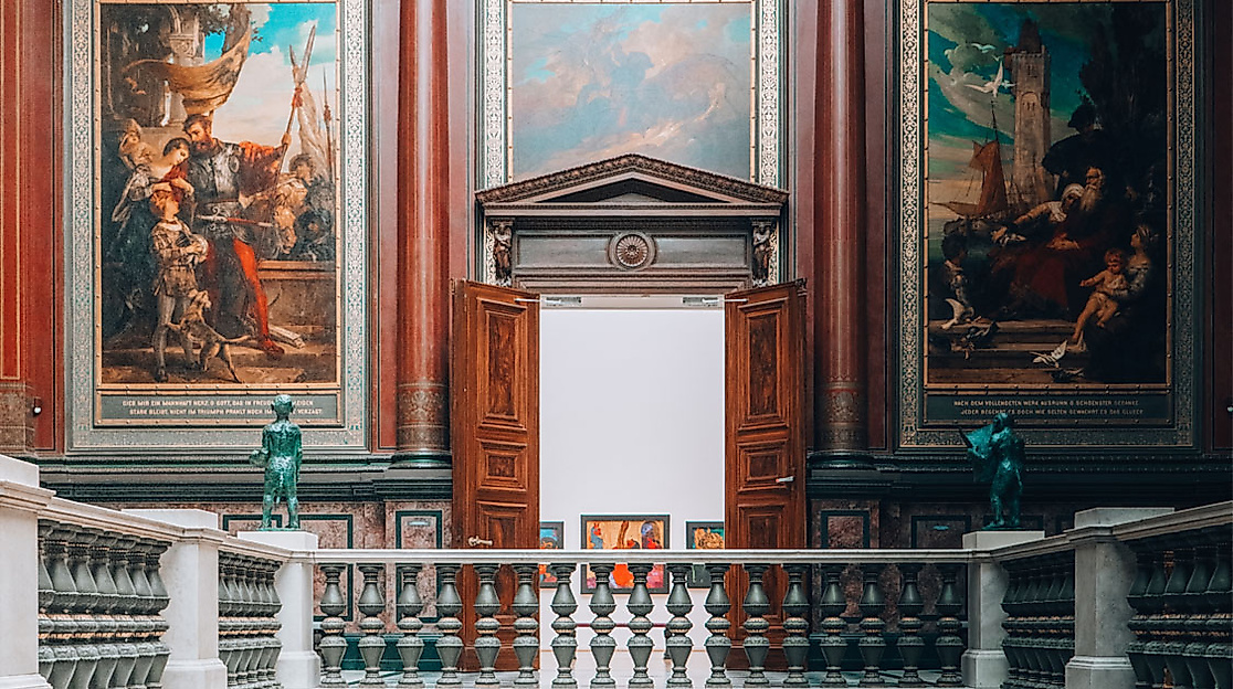 Prächtiger Ausstellungsraum mit Gemälden und kunstvoller Holzverkleidung in der Hamburger Kunsthalle