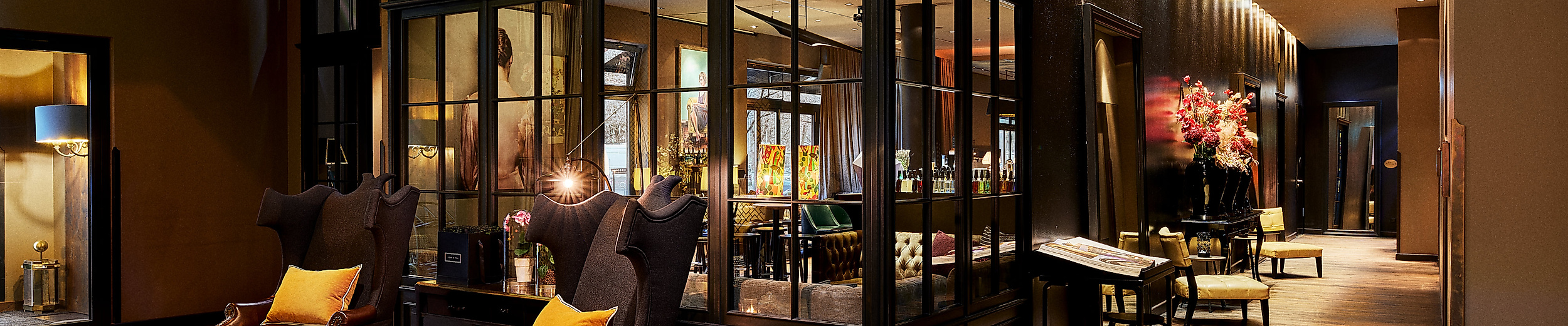 Lobbyansicht im dunklen Design des The Gorge Hotels in Hamburg