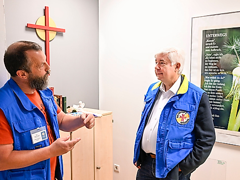 Männer in der Kirche - hier ein Symbolbild ... Engagierte Männer der Bahnhofsmission Bremen