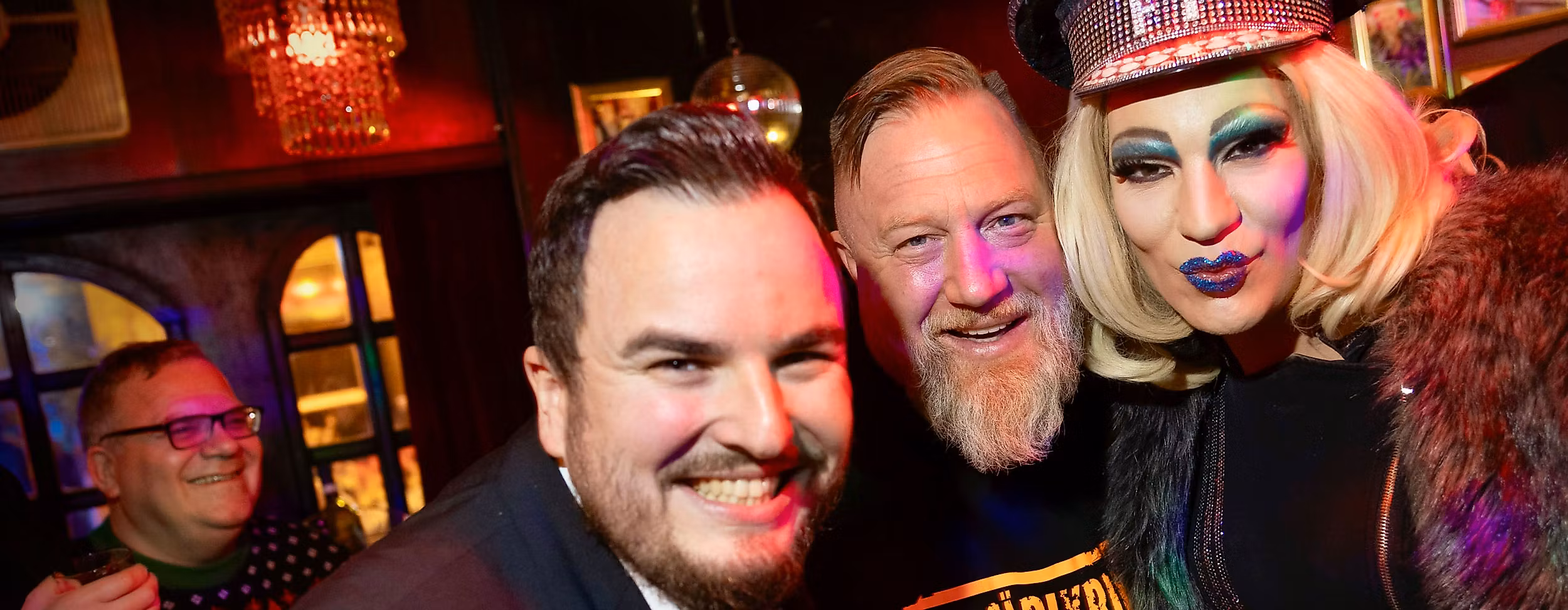 Elton, Lex Dildo, Fabian Zahrt, Fanny Funtastic und Pascal aka DJ Pam in der Olivia Jones Bar