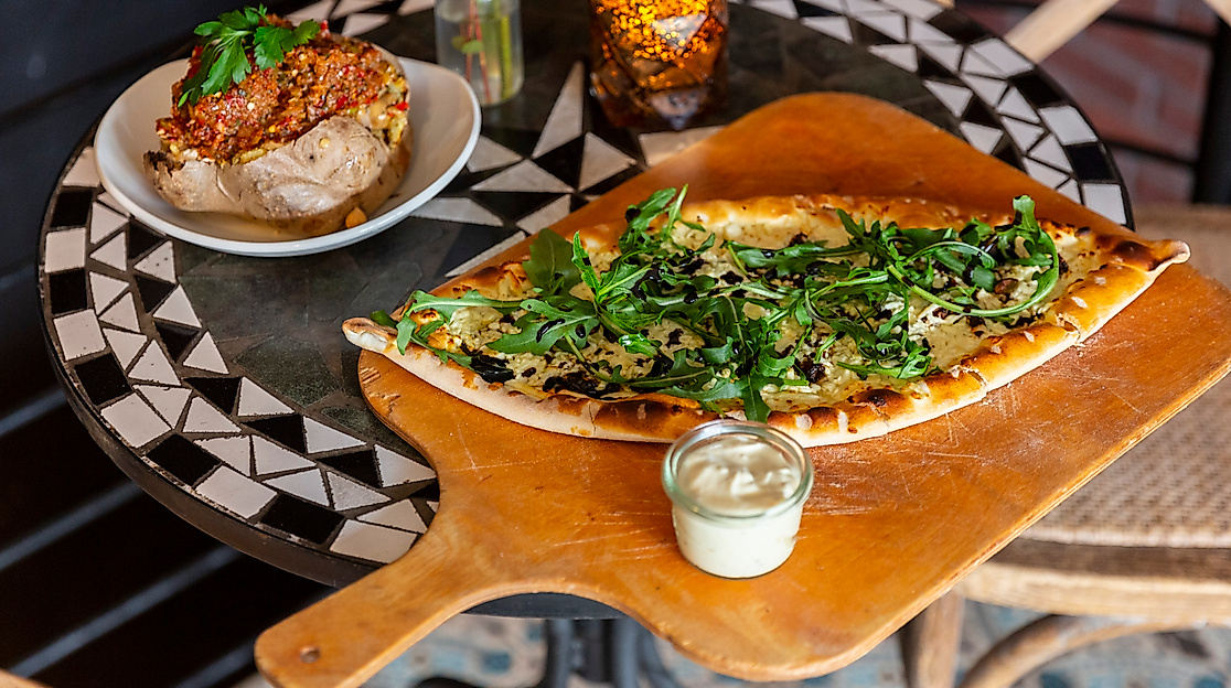 Orientalischer Flammkuchen und Linsengericht im Restaurant Morgenland in Hamburg-Winterhude auf Mosaiktisch serviert