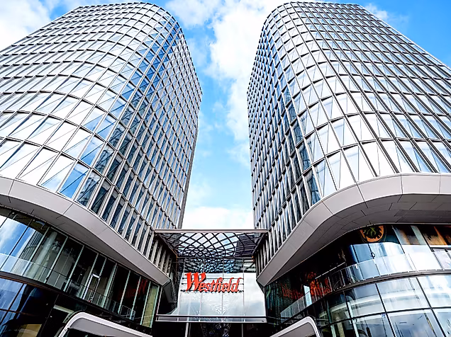 Moderne architektonische Tower am Eingang des neuen Westfield Hamburg Ueberseequartiers