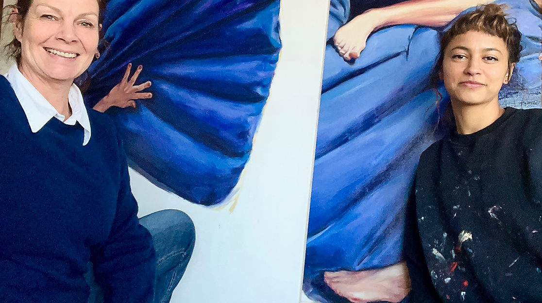 Bettina Winkler-Marxen (Galerie 11) im Atelier von Jana Jacob (re.)