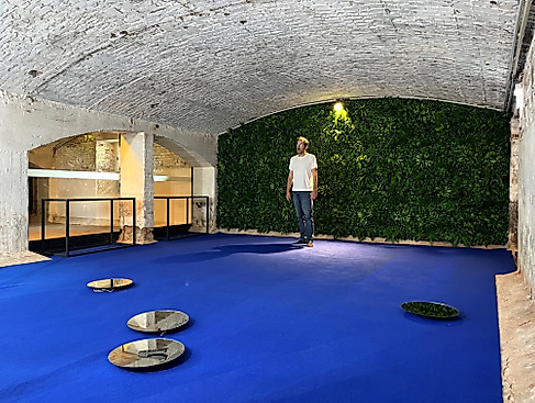 Tabti beim Aufbau seiner Ausstellung über Cramer